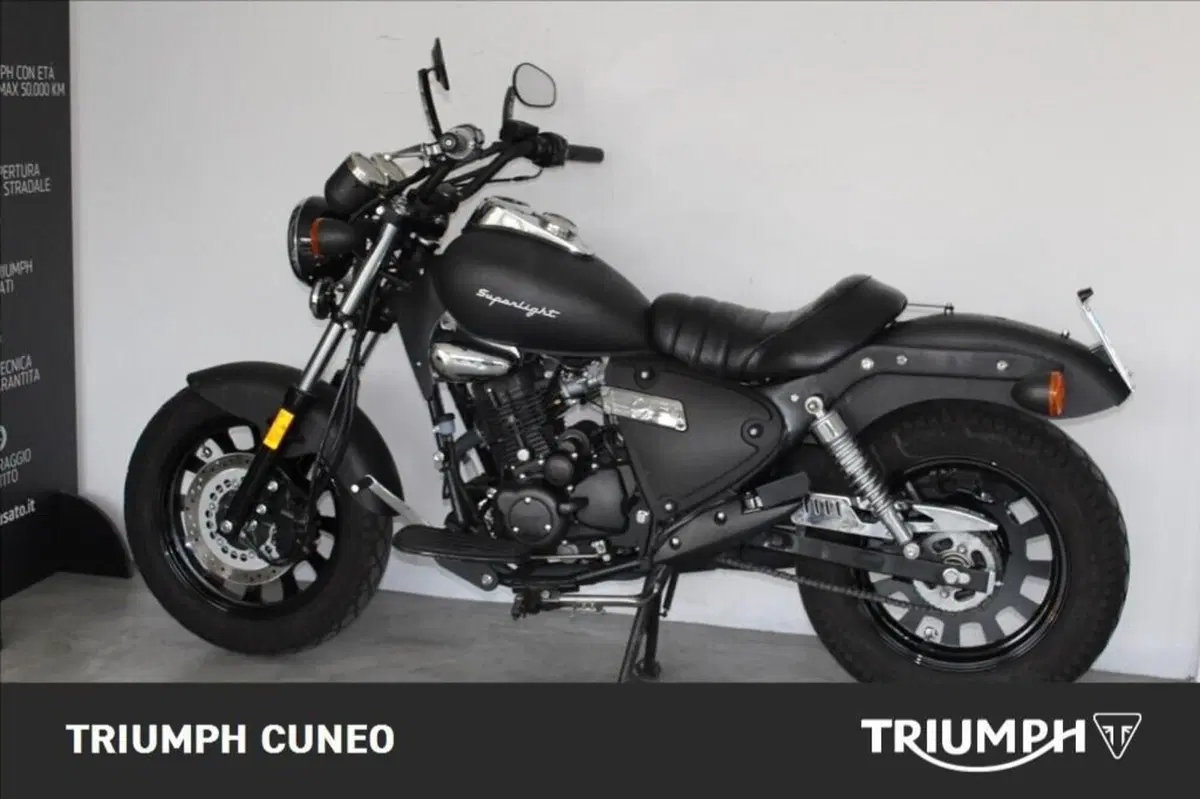 Moto Guzzi V9 Bobber (2021 - 25) (13)