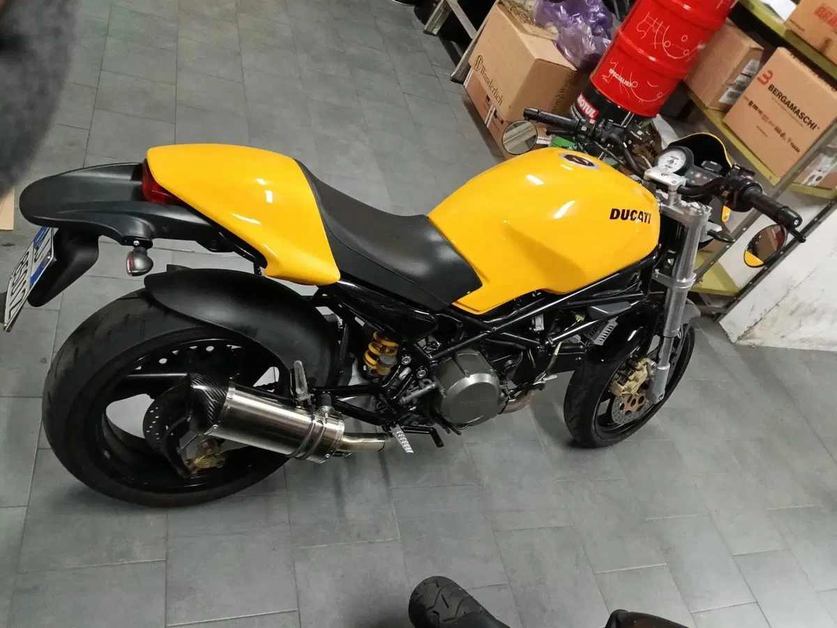 Ducati Monster 750 (2)