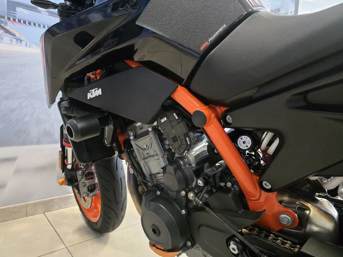 KTM 890 Duke R (2022 - 23) (19)