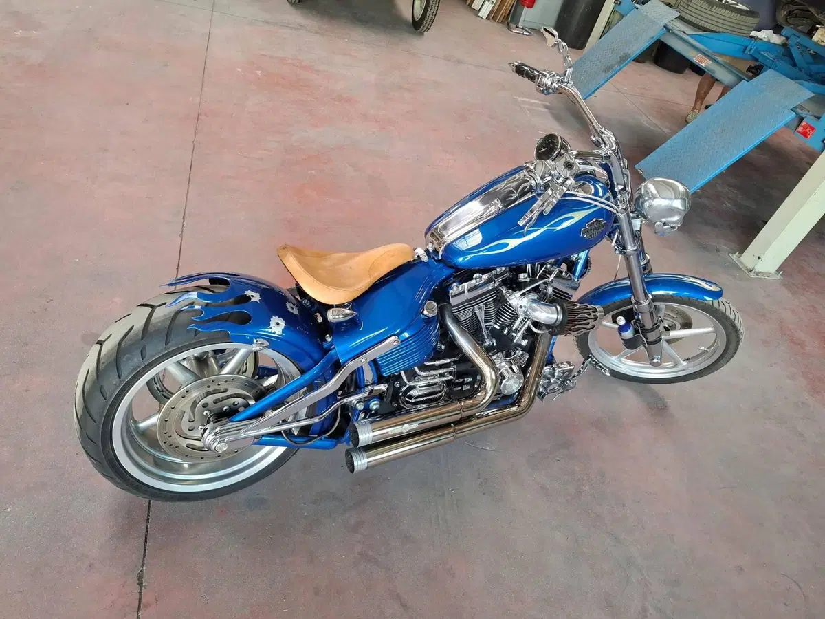 Harley-Davidson 1584 Rocker C (2009 - 11) - FXCWC