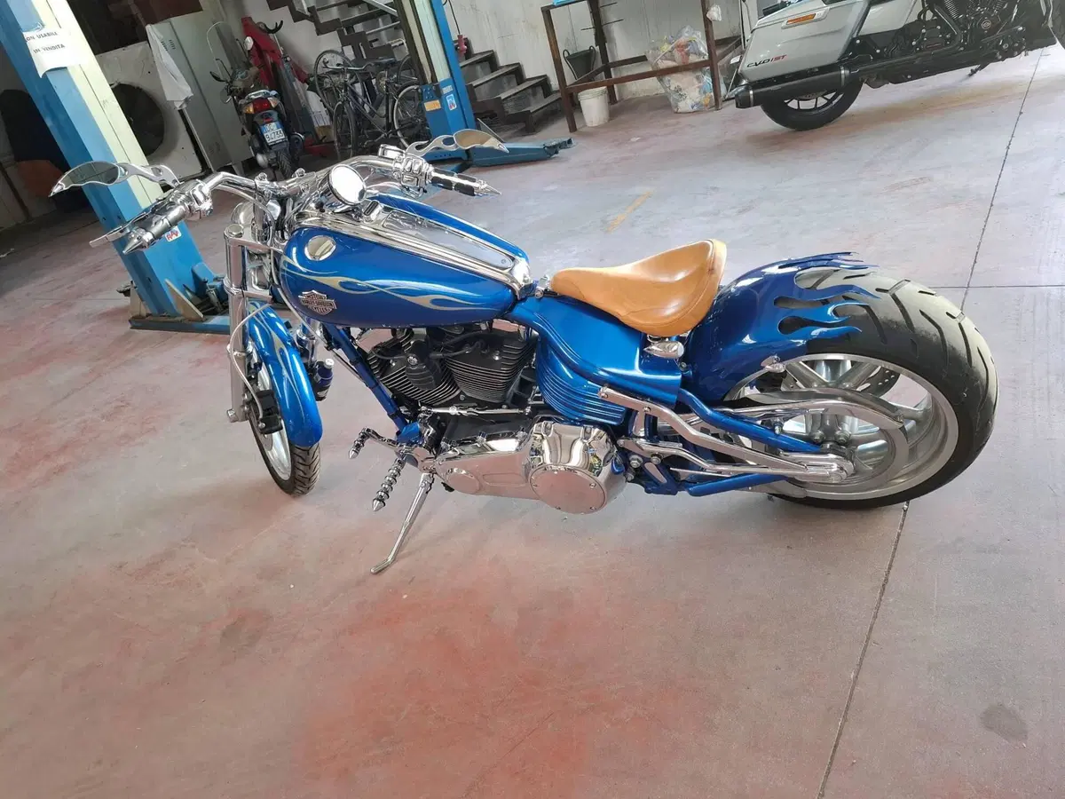 Harley-Davidson 1584 Rocker C (2009 - 11) - FXCWC (2)