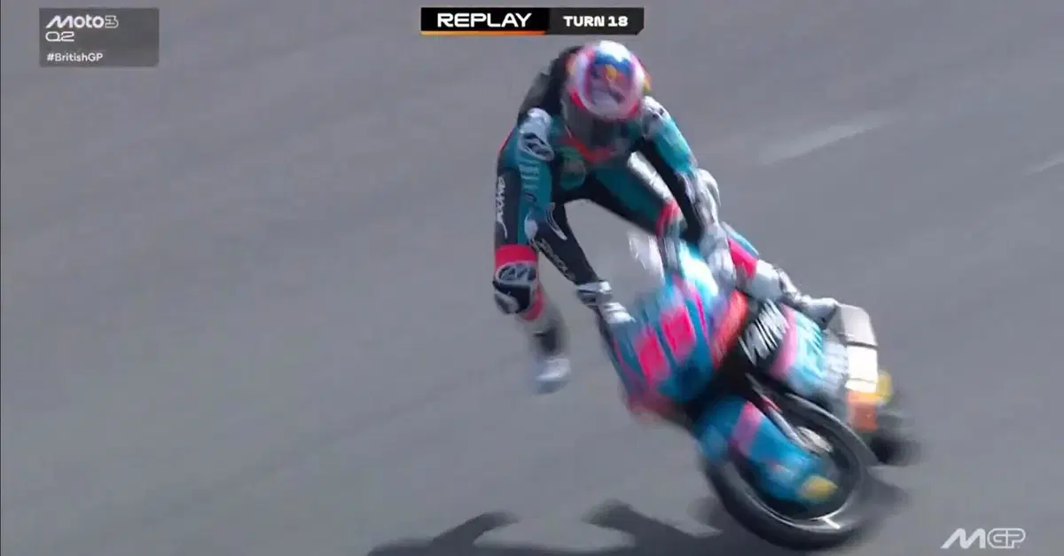 MotoGP 2026. GP del Regno Unito a Silverstone. Moto3: Brutta caduta per Maximo Quiles durante le qualifiche, si &egrave; fratturato la clavicola destra [VIDEO]