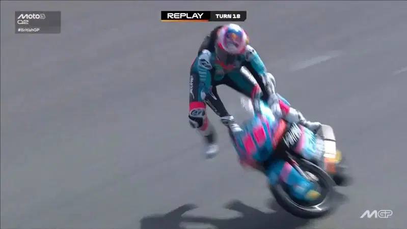 MotoGP 2026. GP del Regno Unito a Silverstone. Moto3: Brutta caduta per Maximo Quiles durante le qualifiche, si &egrave; fratturato la clavicola destra [VIDEO]