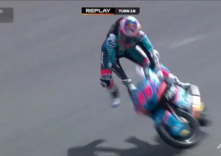 Moto3: Brutta caduta per Maximo Quiles durante le qualifiche, si è fratturato la clavicola destra [VIDEO]
