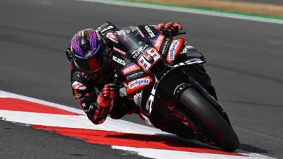 MotoGP 2026. GP del Regno Unito a Silverstone. Jorge Mart&iacute;n domina la Sprint, ma Marco Bezzecchi &egrave; sul podio. Marc M&aacute;rquez gambero [CLASSIFICA]