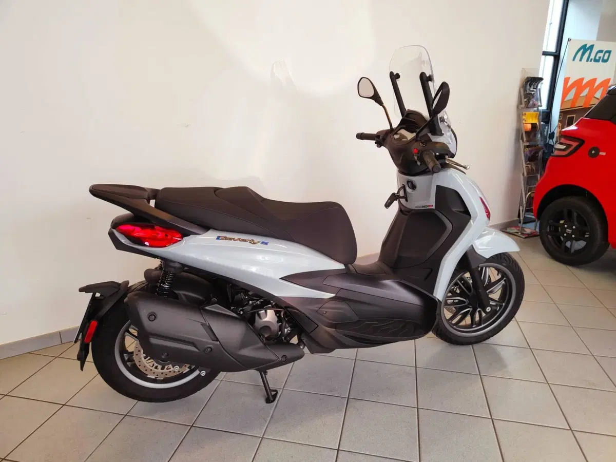 Piaggio Beverly 400 S (2025 - 26) (9)