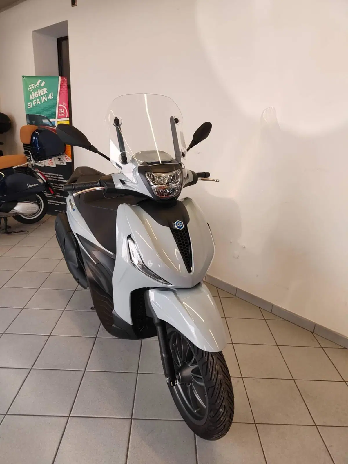 Piaggio Beverly 400 S (2025 - 26) (15)