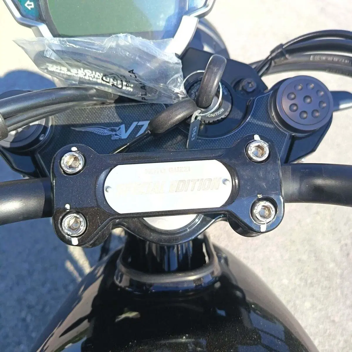 Moto Guzzi V7 Stone Special Edition (2022 - 25) (9)