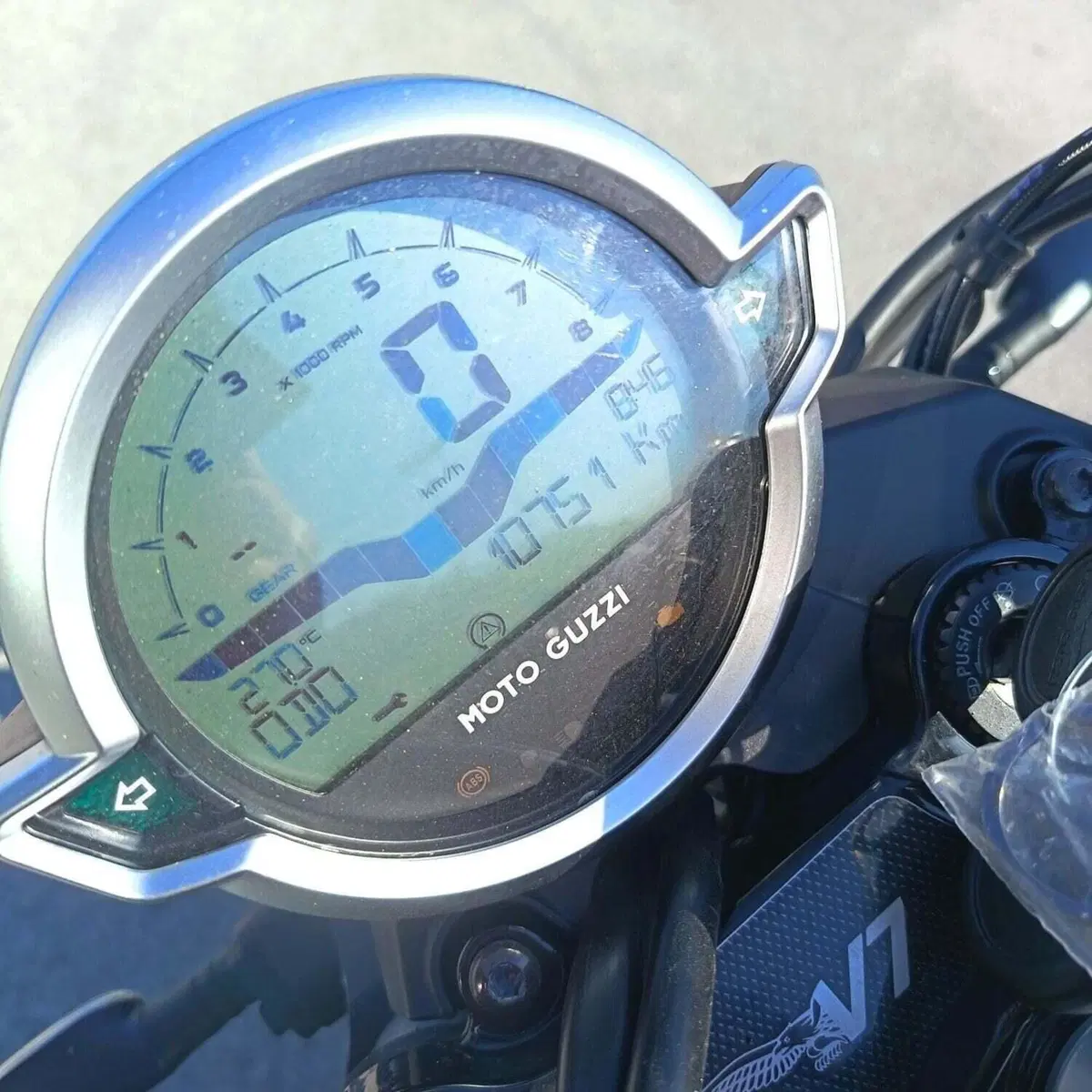 Moto Guzzi V7 Stone Special Edition (2022 - 25) (10)