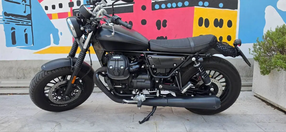 Moto Guzzi V9 Bobber (2016 - 18) (3)