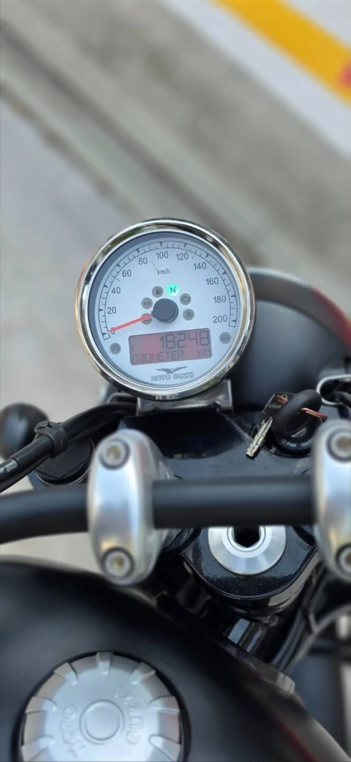 Moto Guzzi V9 Bobber (2016 - 18) (6)