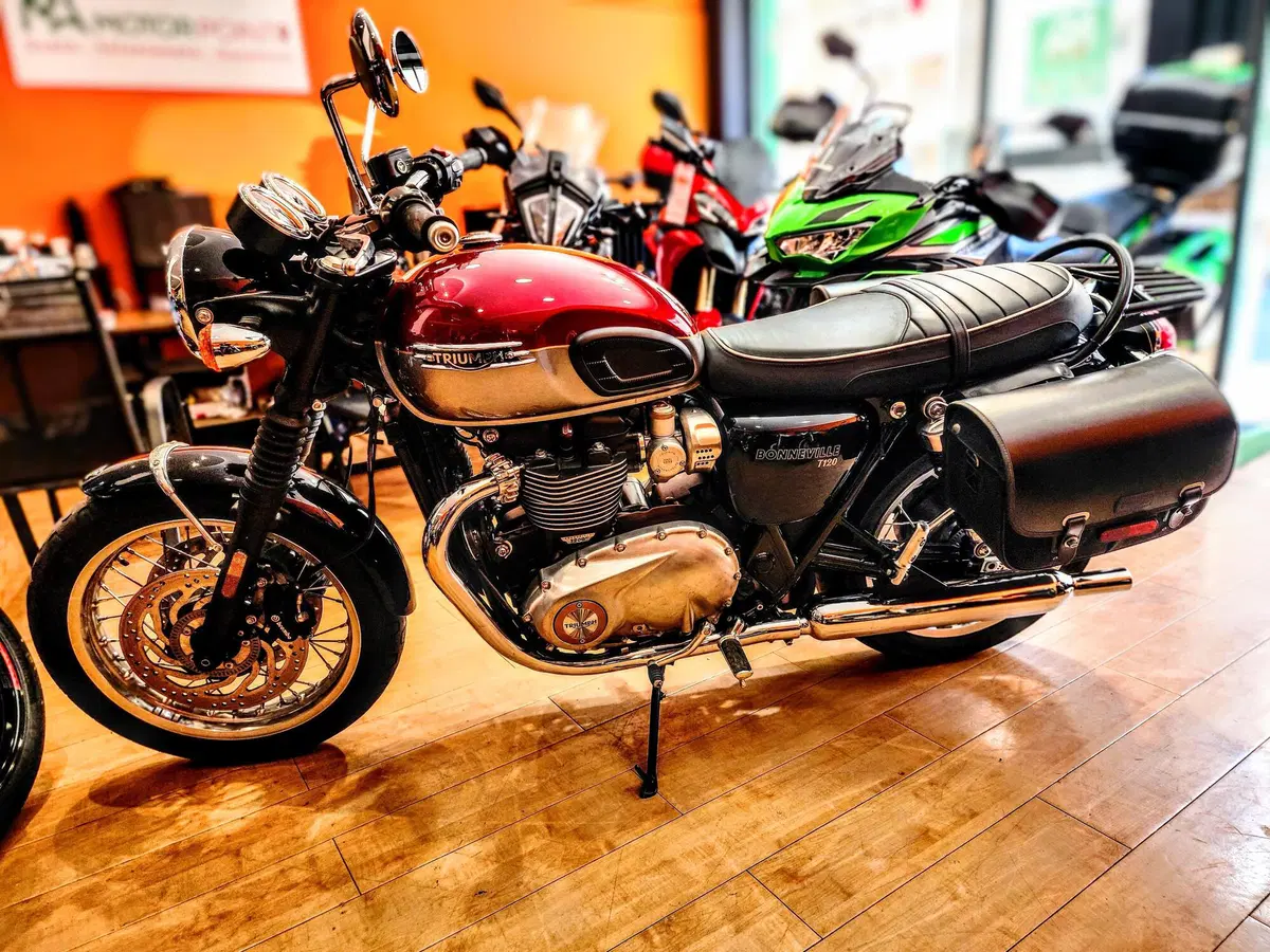 Triumph Bonneville T120 (2021 - 25) (3)