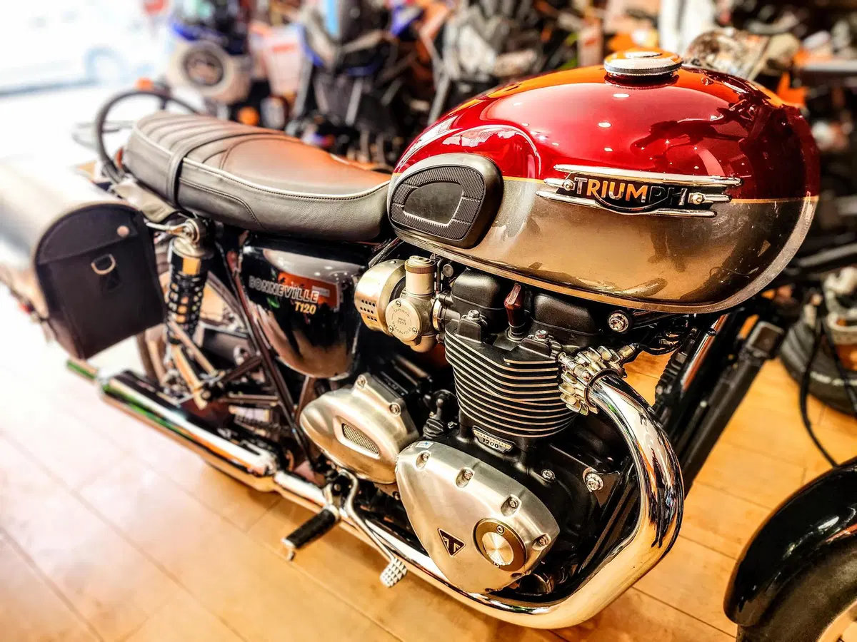 Triumph Bonneville T120 (2021 - 25) (8)