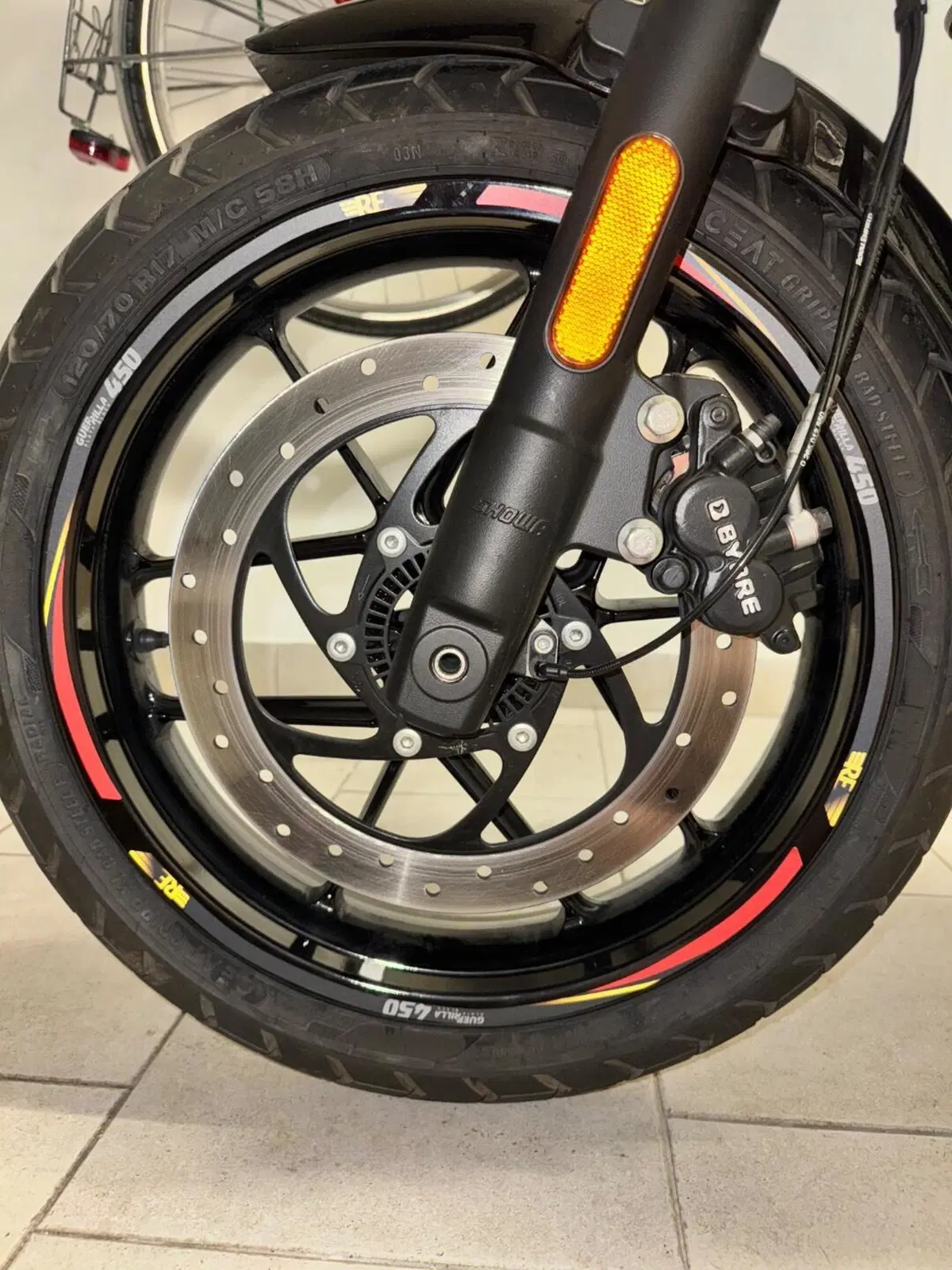 Royal Enfield Guerrilla 450 (2024 - 26) (6)