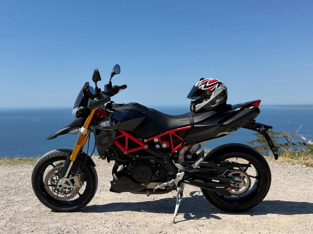 Aprilia Dorsoduro 900 (2017 - 20) (2)