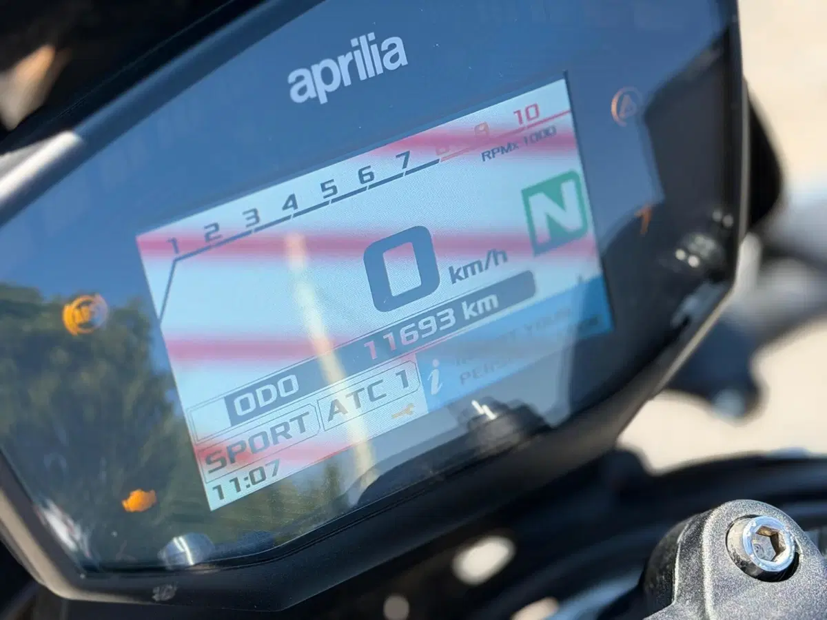 Aprilia Dorsoduro 900 (2017 - 20) (7)