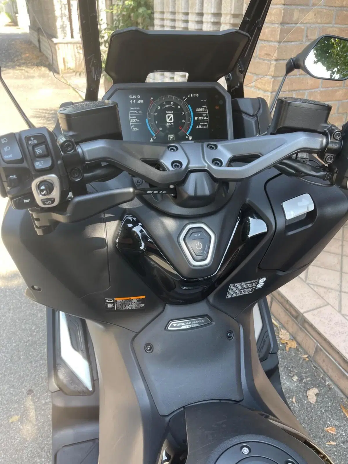 Yamaha T-Max 560 Tech Max (2025 - 26) (7)