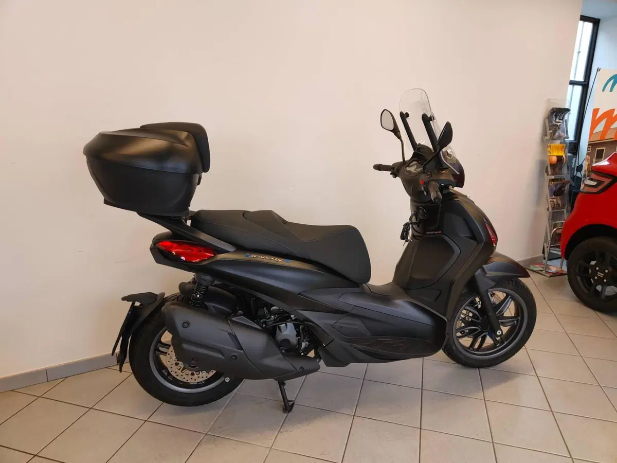 Piaggio Beverly 400 S (2025 - 26) (7)