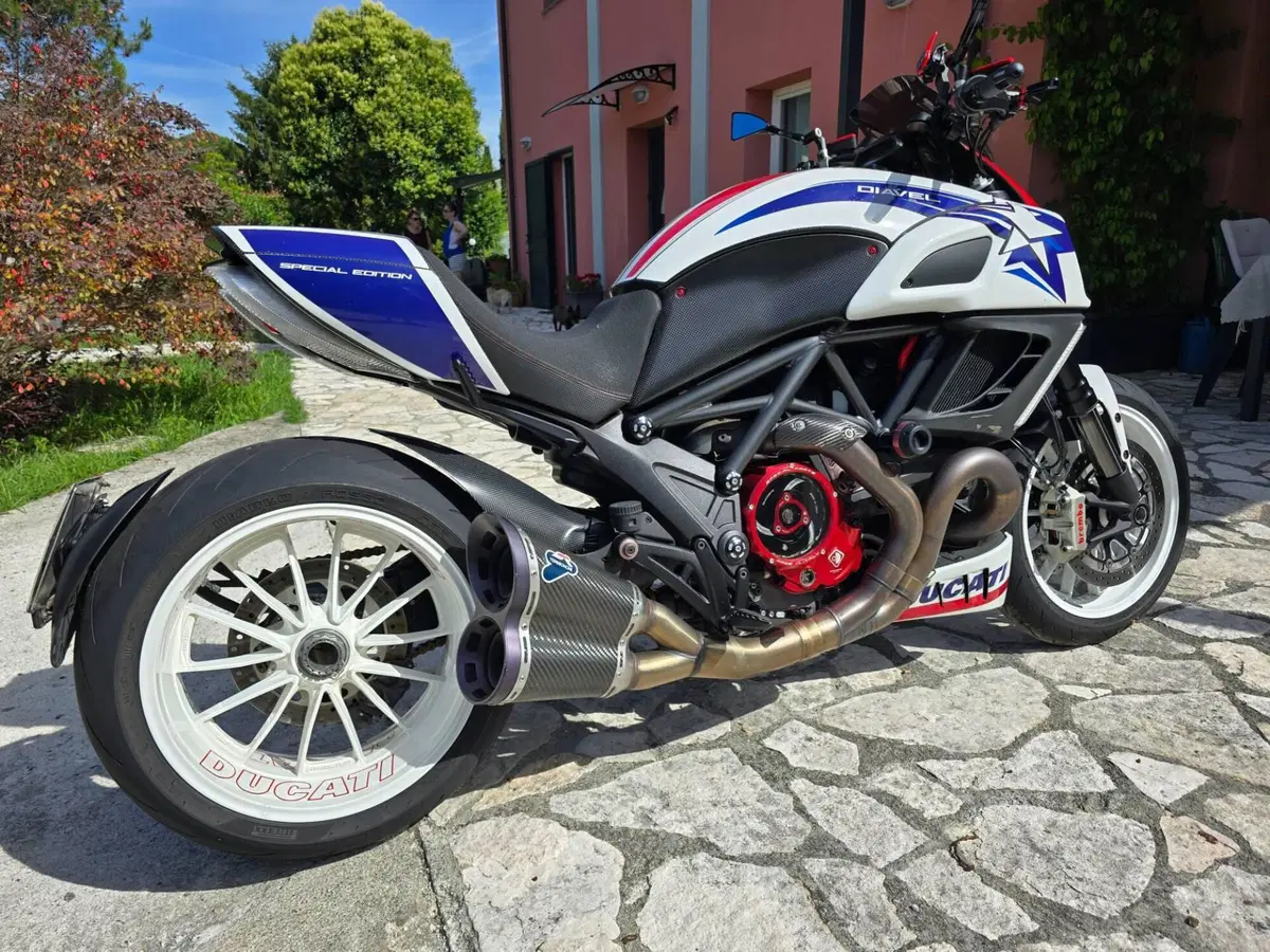 Ducati Diavel 1200 Carbon (2010 - 13)