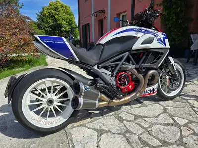 Ducati Diavel 1200 Carbon (2010 - 13) usata