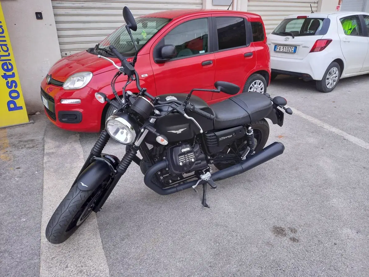 Moto Guzzi V7 III Stone (2017 - 20) (4)