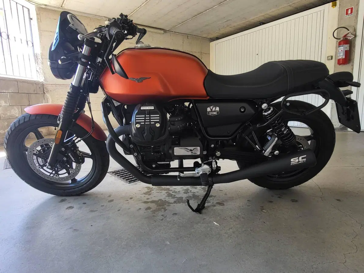 Moto Guzzi V7 Stone (2021 - 24) (2)