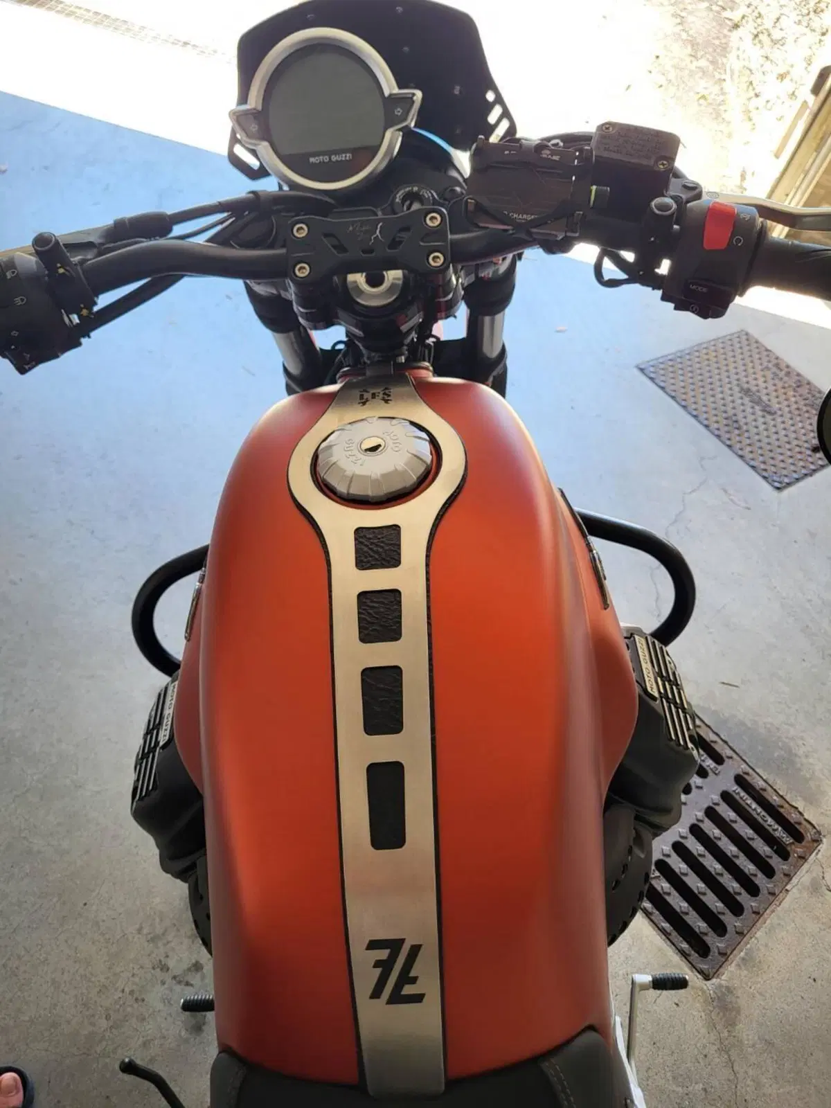 Moto Guzzi V7 Stone (2021 - 24) (4)