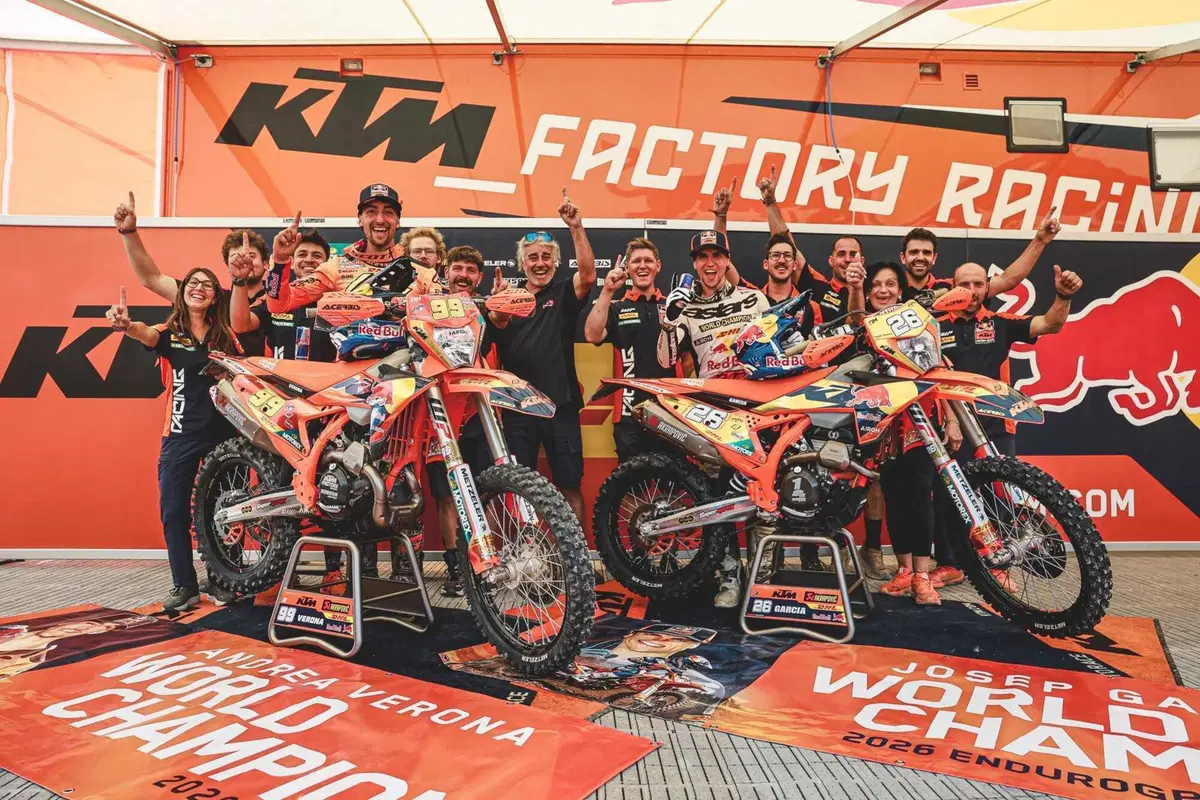 EnduroGP26 #13 Galles. D2. Campioni del Mondo. Andrea Verona c’è! E con lui Alberto Elgari (il Calcio italiano dovrebbe imparare dall’Enduro!) [VIDEO]
