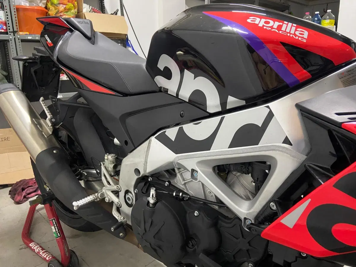 Aprilia Tuono V4 Factory (2021 - 24) (7)