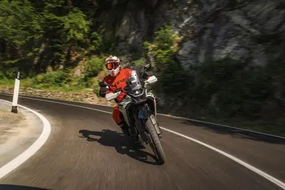 Codice della strada: patente a 17 anni, sorpasso a destra in autostrada e corsia di emergenza aperta ai motociclisti. Ecco come potr&agrave; cambiare