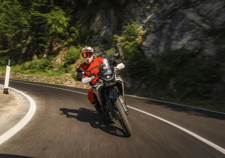 In autostrada sorpasso a destra e corsia di emergenza aperta ai motociclisti, ecco come potrà cambiare il codice della strada