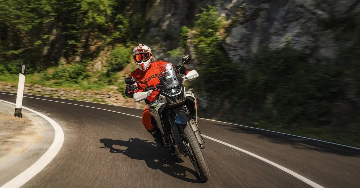 Codice della strada: patente a 17 anni, sorpasso a destra in autostrada e corsia di emergenza aperta ai motociclisti. Ecco come potr&agrave; cambiare