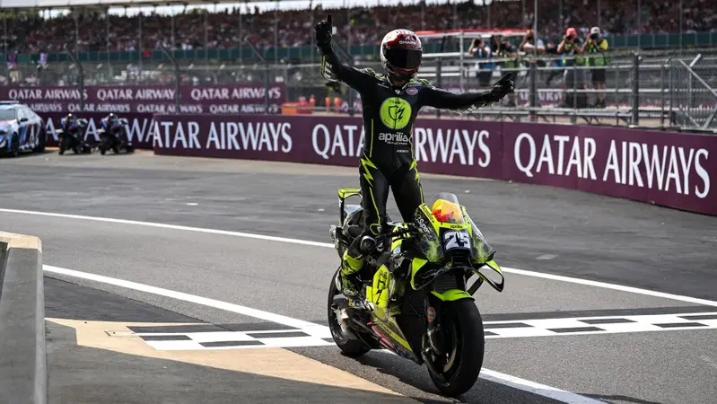 Raul dopo la vittoria nel GP di Silverstone 2026