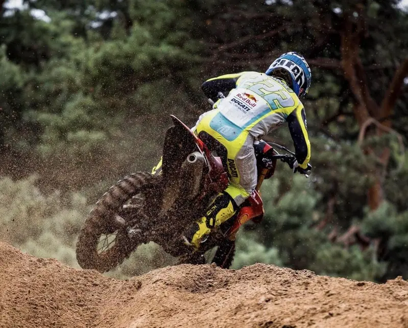 Tony in azione con la Desmo 250MX del Team Beddini