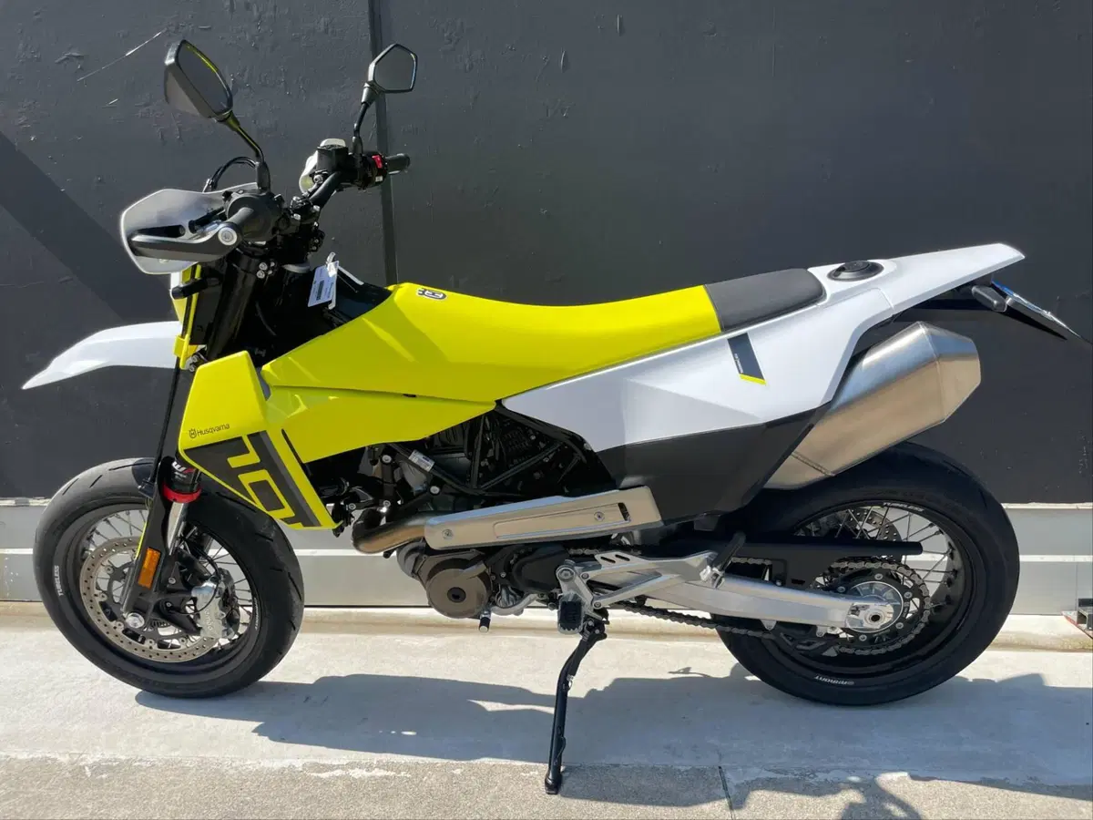 Husqvarna 701 Supermoto (2026) (3)