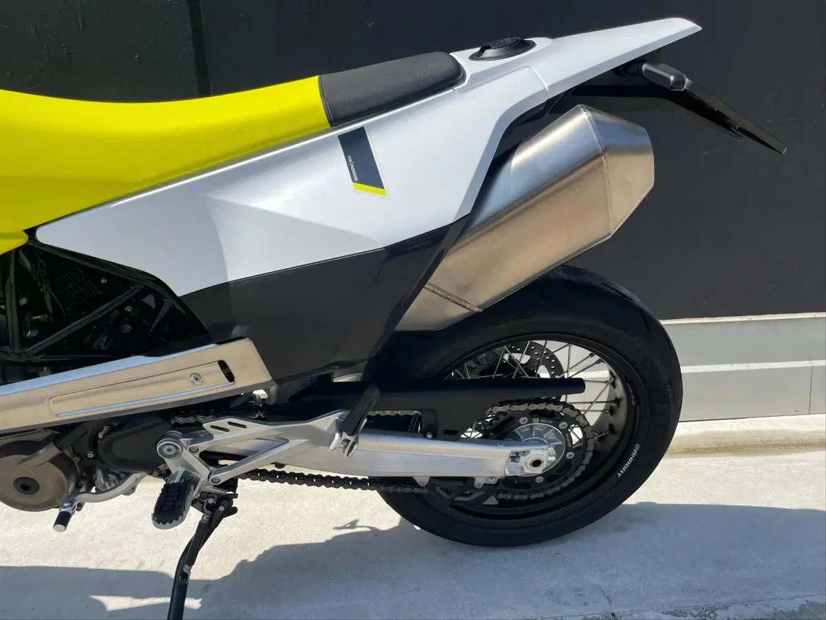 Husqvarna 701 Supermoto (2026) (4)