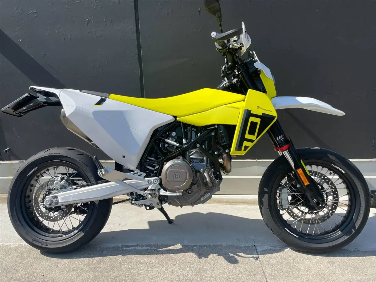 Husqvarna 701 Supermoto (2026) (2)