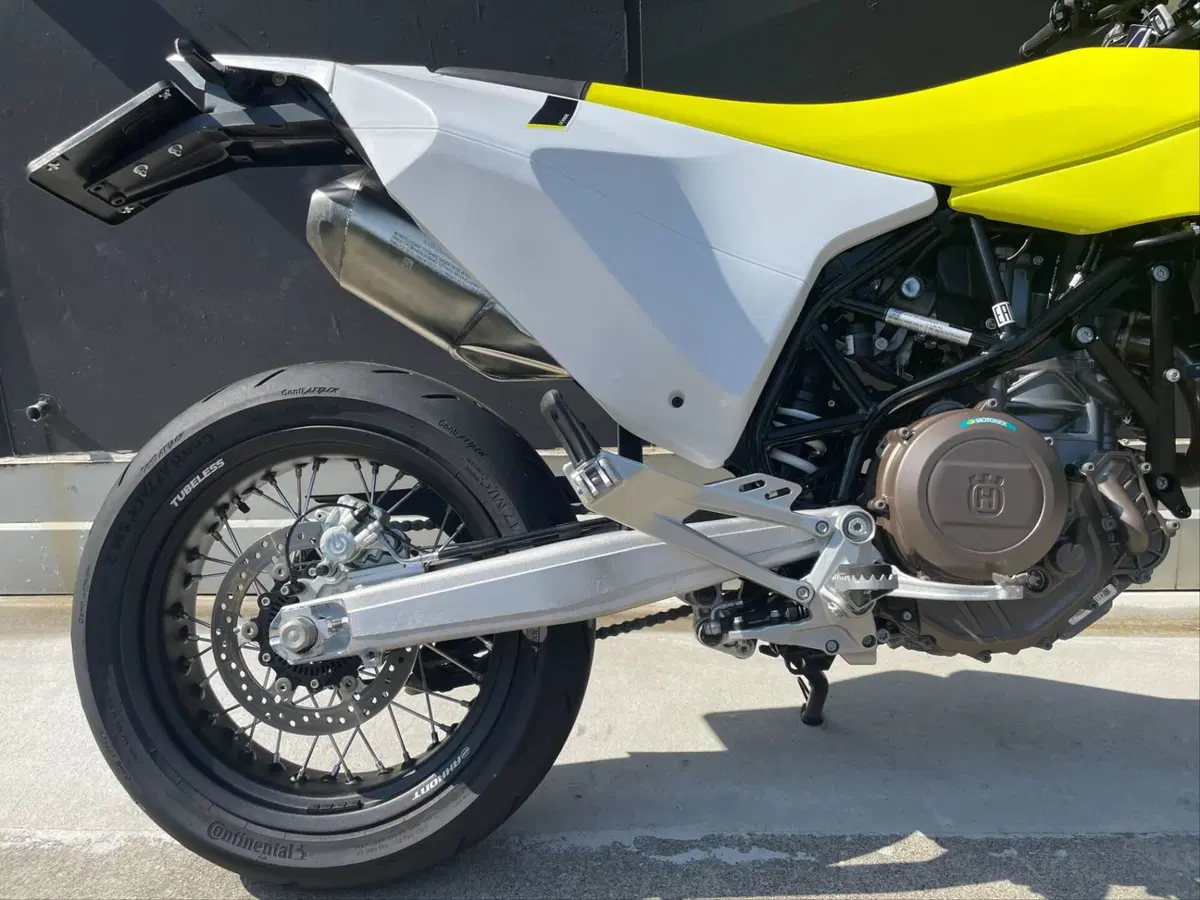 Husqvarna 701 Supermoto (2026) (5)