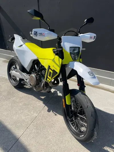 Husqvarna 701 Supermoto (2026) usata