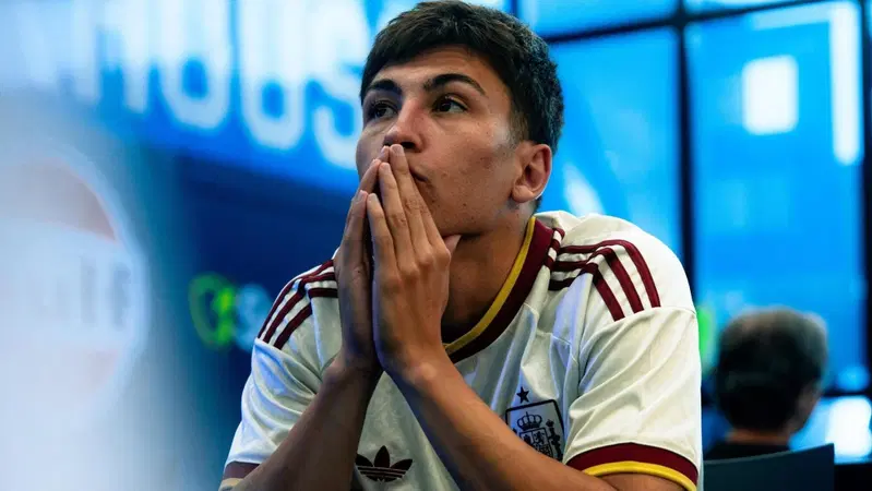 Raul mentre guarda una partita della Spagna al mondiale di calcio, indossando la maglia della nazionale