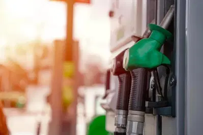 Pieni a rischio, prezzi fantasma e benzina "annacquata": l'incubo di chi viaggia in moto