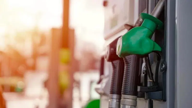 Pieni a rischio, prezzi fantasma e benzina "annacquata": l'incubo di chi viaggia in moto