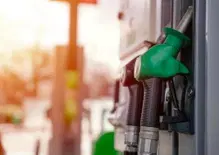 Pieni a rischio, prezzi fantasma e benzina annacquata: l'incubo di chi viaggia in moto