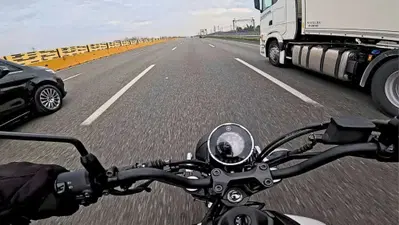 Codice della strada: patente B a 17 anni, sorpasso a destra in autostrada e corsia di emergenza aperta ai motociclisti. Ecco come potr&agrave; cambiare