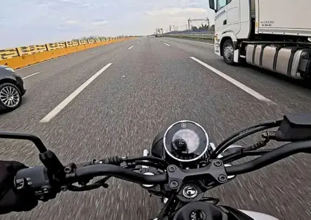 In autostrada sorpasso a destra e corsia di emergenza aperta ai motociclisti, ecco come potrà cambiare il codice della strada