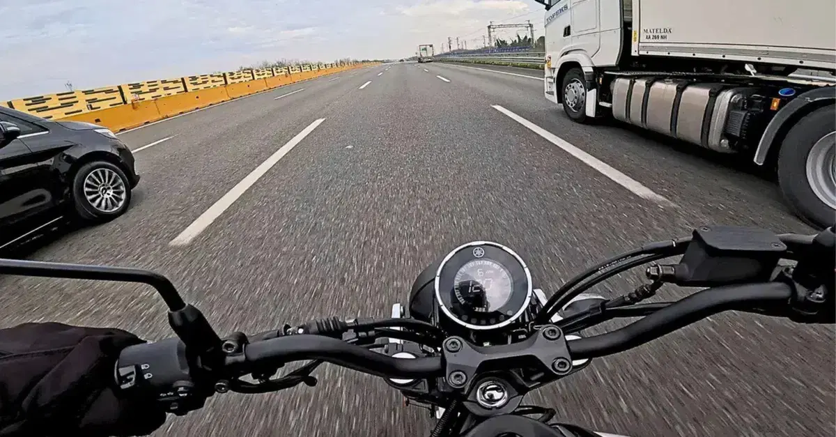 Codice della strada: patente B a 17 anni, sorpasso a destra in autostrada e corsia di emergenza aperta ai motociclisti. Ecco come potrà cambiare