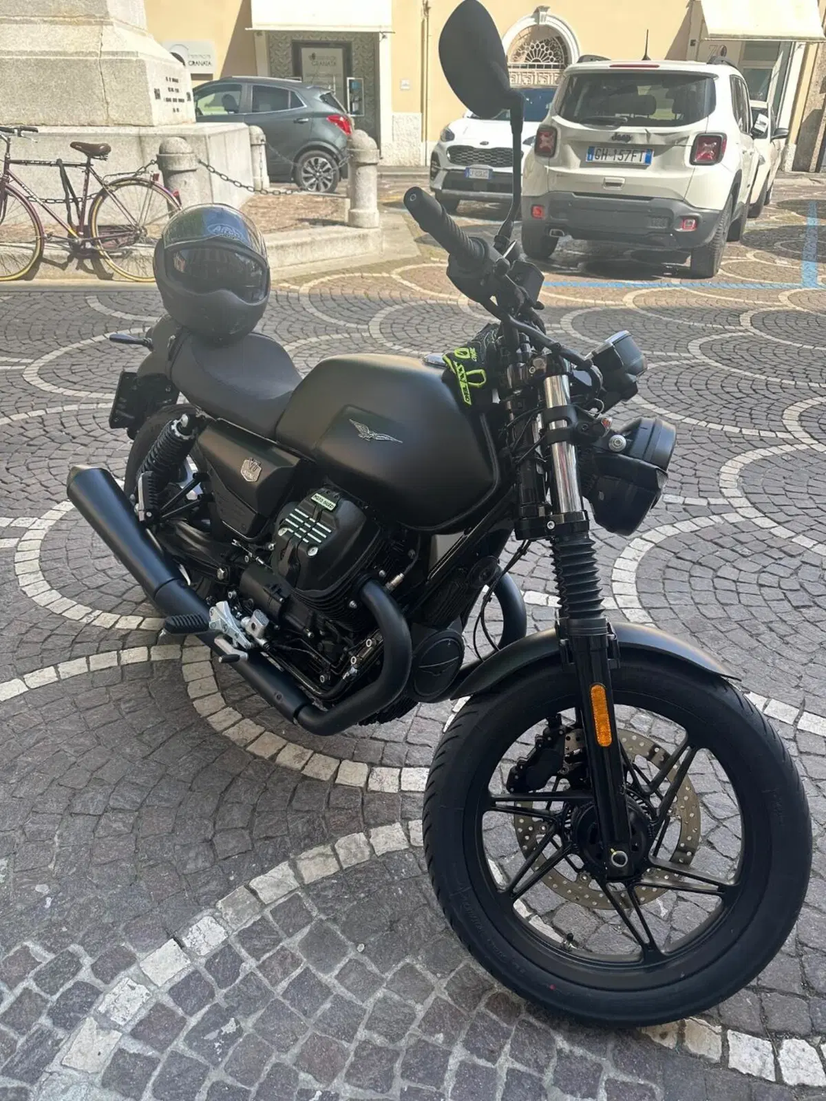 Moto Guzzi V7 Stone (2025 - 26) (2)