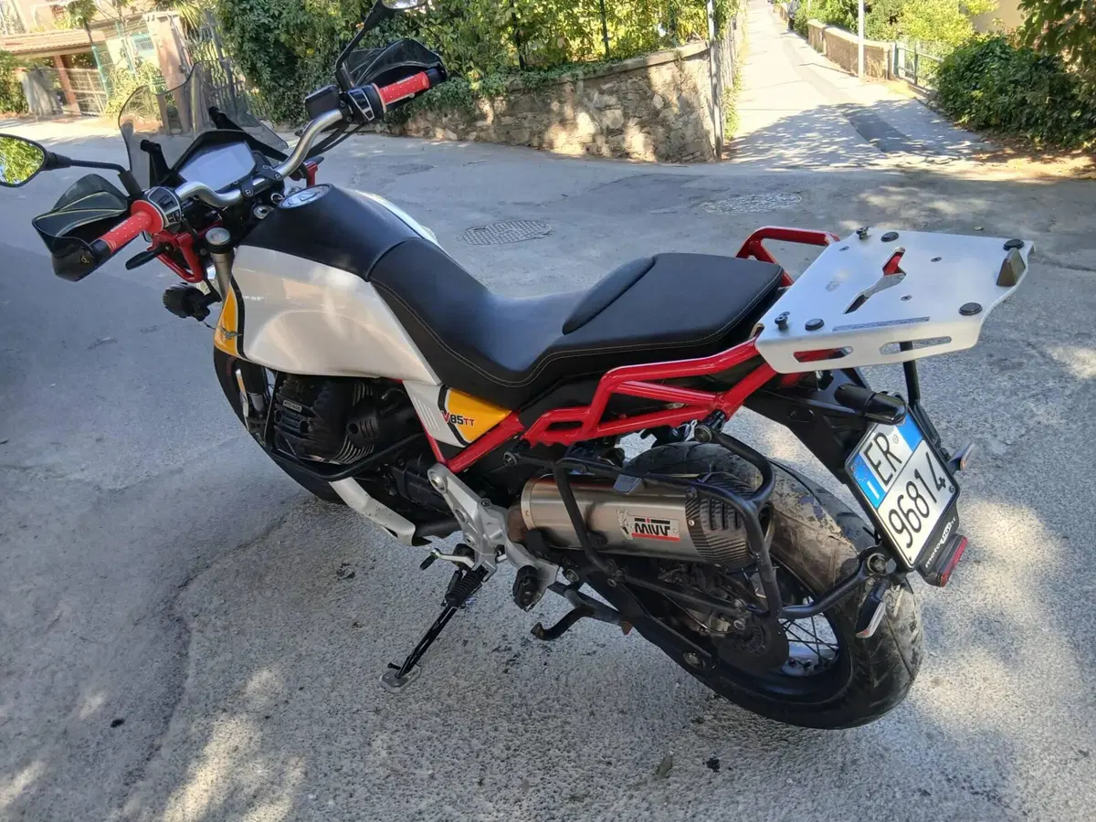 Moto Guzzi V85 TT Evocative Graphics (2019 - 20) (2)