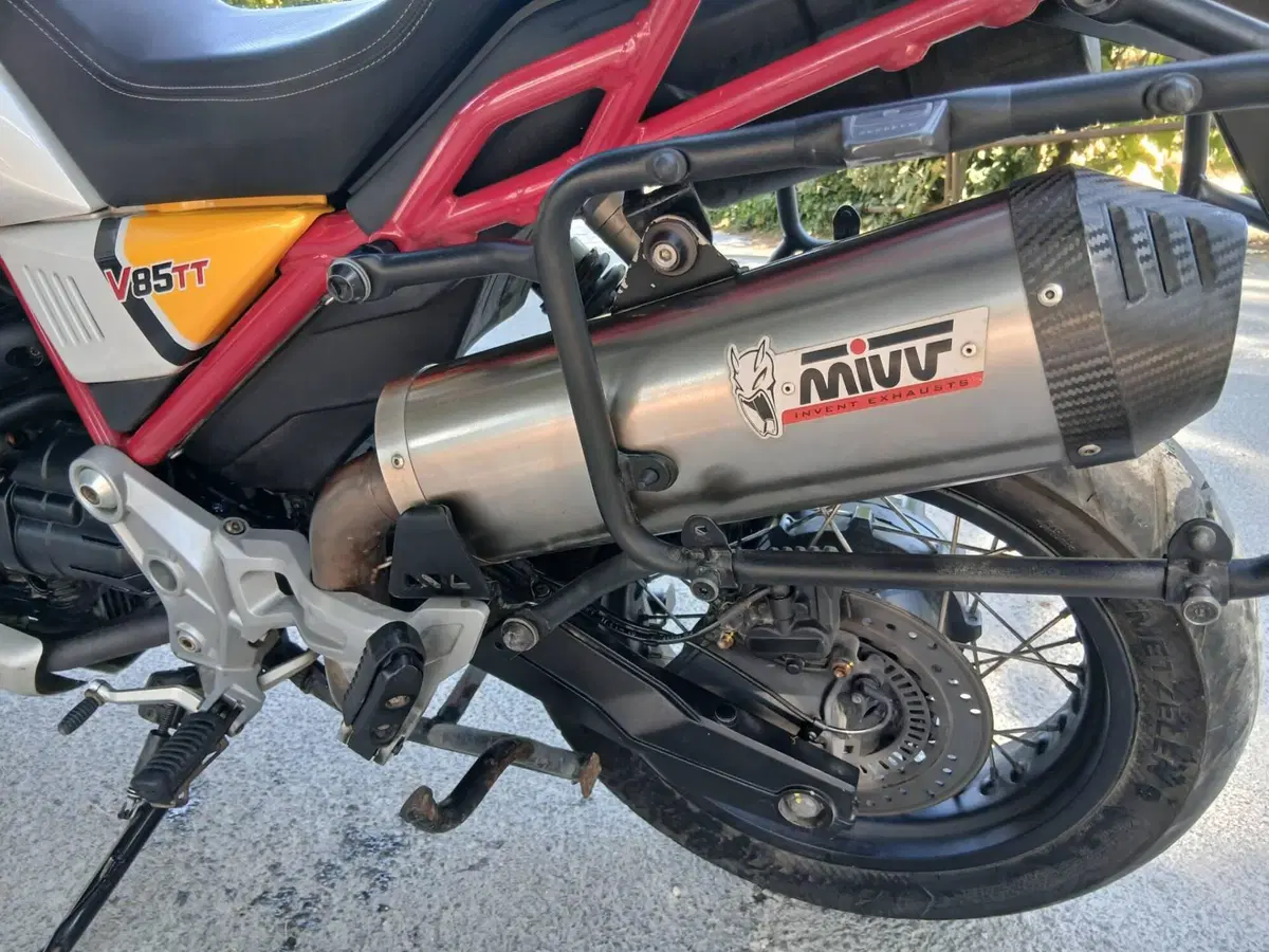 Moto Guzzi V85 TT Evocative Graphics (2019 - 20) (4)