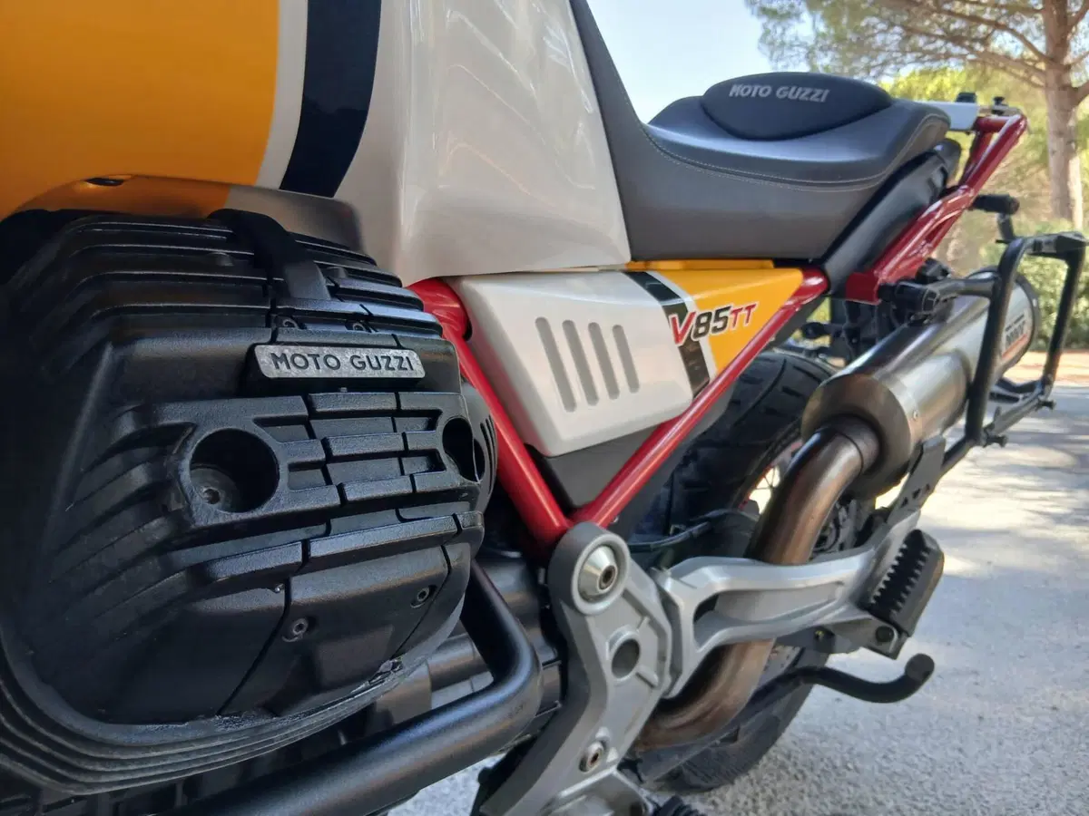 Moto Guzzi V85 TT Evocative Graphics (2019 - 20) (6)